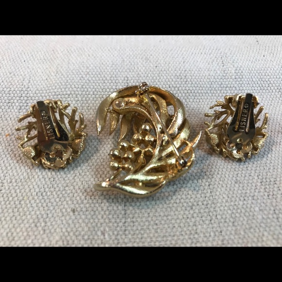 SIGNED Lisner Gold Tone Brooch & Earrings Set - Picture 2 of 8
